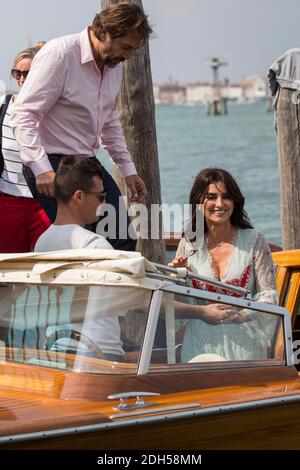 Javier Bardem, Penelope Cruz Nehmen Sie ein Boot, um zum Fotocall des Films "Loving Pablo" auf dem 74. Internationalen Filmfestival von Venedig (Mostra), Venedig, am 6. september 2017 zu gehen. Foto von Marco Piovanotto/ABACAPRESS.COM Stockfoto