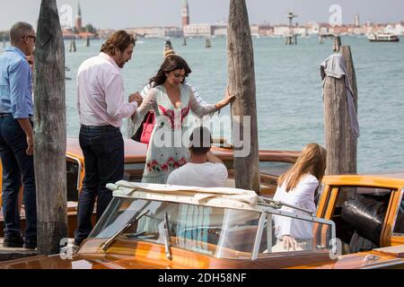 Javier Bardem, Penelope Cruz Nehmen Sie ein Boot, um zum Fotocall des Films "Loving Pablo" auf dem 74. Internationalen Filmfestival von Venedig (Mostra), Venedig, am 6. september 2017 zu gehen. Foto von Marco Piovanotto/ABACAPRESS.COM Stockfoto