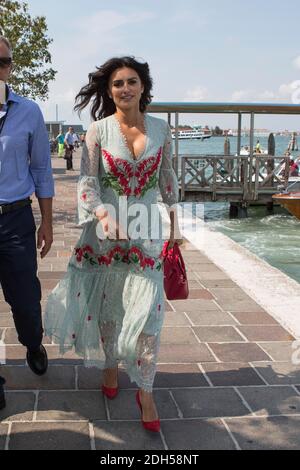 Javier Bardem, Penelope Cruz Nehmen Sie ein Boot, um zum Fotocall des Films "Loving Pablo" auf dem 74. Internationalen Filmfestival von Venedig (Mostra), Venedig, am 6. september 2017 zu gehen. Foto von Marco Piovanotto/ABACAPRESS.COM Stockfoto