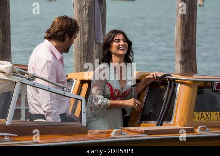 Javier Bardem, Penelope Cruz Nehmen Sie ein Boot, um zum Fotocall des Films "Loving Pablo" auf dem 74. Internationalen Filmfestival von Venedig (Mostra), Venedig, am 6. september 2017 zu gehen. Foto von Marco Piovanotto/ABACAPRESS.COM Stockfoto