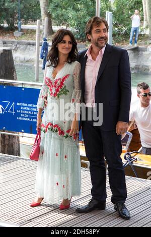 Javier Bardem, Penelope Cruz Nehmen Sie ein Boot, um zum Fotocall des Films "Loving Pablo" auf dem 74. Internationalen Filmfestival von Venedig (Mostra), Venedig, am 6. september 2017 zu gehen. Foto von Marco Piovanotto/ABACAPRESS.COM Stockfoto