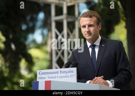 Der französische Präsident Emmanuel Macron (L) spricht am 8. September 2017 im Rahmen eines zweitägigen offiziellen Besuchs des französischen Präsidenten in Griechenland mit den lokalen Mitgliedern der französischen Gemeinschaft in Athen. Foto von ELIOT BLONDT/ABACAPRESS.COM Stockfoto