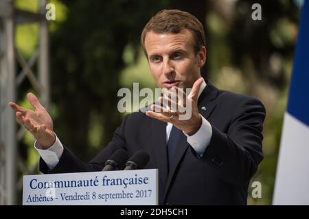 Der französische Präsident Emmanuel Macron (L) spricht am 8. September 2017 im Rahmen eines zweitägigen offiziellen Besuchs des französischen Präsidenten in Griechenland mit den lokalen Mitgliedern der französischen Gemeinschaft in Athen. Foto von ELIOT BLONDT/ABACAPRESS.COM Stockfoto