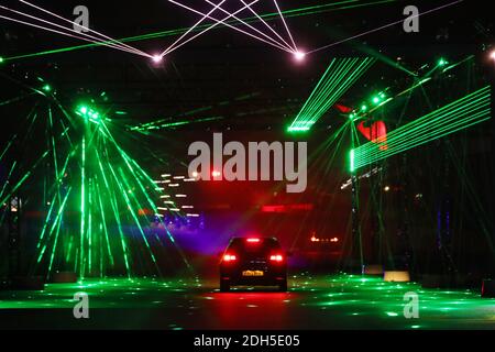 Silverstone, Northamptonshire. Dezember 2020. Jakob Ebrey/Alamy Live News. Zum ersten Mal ging es auf die Silverstone Grand Prix Strecke, um eine weihnachtliche Fahrt mit einer Laser- und Lichtshow zu erleben. Quelle: Jakob Ebrey/Alamy Live News Stockfoto