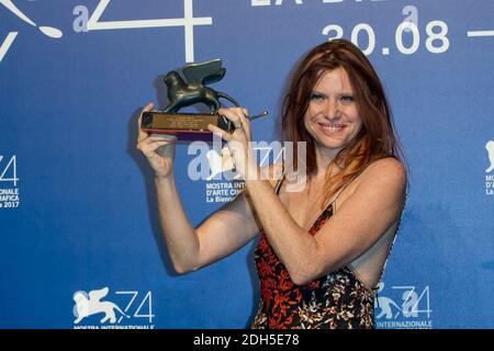 Susanna Nicchiarelli posiert mit dem Orizzonti Award für den besten Film für "Nico, 1988" bei der Fotoschau der Preisträger, die das 74. Filmfestival von Venedig am 9. September 2017 im Sala Casino in Venedig, Italien, abschließt. Foto von Marco Piovanotto/ABACAPRESS.COM Stockfoto