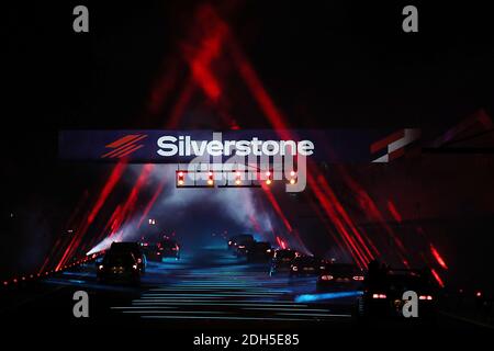 Silverstone, Northamptonshire. Dezember 2020. Jakob Ebrey/Alamy Live News. Zum ersten Mal ging es auf die Silverstone Grand Prix Strecke, um eine weihnachtliche Fahrt mit einer Laser- und Lichtshow zu erleben. Quelle: Jakob Ebrey/Alamy Live News Stockfoto