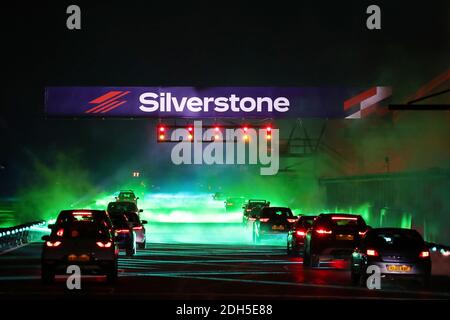 Silverstone, Northamptonshire. Dezember 2020. Jakob Ebrey/Alamy Live News. Zum ersten Mal ging es auf die Silverstone Grand Prix Strecke, um eine weihnachtliche Fahrt mit einer Laser- und Lichtshow zu erleben. Quelle: Jakob Ebrey/Alamy Live News Stockfoto