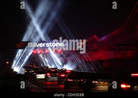 Silverstone, Northamptonshire. Dezember 2020. Jakob Ebrey/Alamy Live News. Zum ersten Mal ging es auf die Silverstone Grand Prix Strecke, um eine weihnachtliche Fahrt mit einer Laser- und Lichtshow zu erleben. Quelle: Jakob Ebrey/Alamy Live News Stockfoto