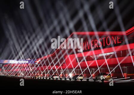 Silverstone, Northamptonshire. Dezember 2020. Jakob Ebrey/Alamy Live News. Zum ersten Mal ging es auf die Silverstone Grand Prix Strecke, um eine weihnachtliche Fahrt mit einer Laser- und Lichtshow zu erleben. Quelle: Jakob Ebrey/Alamy Live News Stockfoto