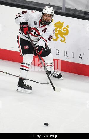 Omaha, NE, USA. 9. Dezember 2020 St. Cloud State Huskies Forward Kevin Fitzgerald (28) Pässe den Puck während eines NCAA D1 Männer-Hockey-Spiel zwischen der Western Michigan University Brocos und der St. Cloud State University Huskies in Baxter Arena in Omaha NE, Heimat des NCHC ''Pod'', wo die ersten 38 .National Collegiate Hockey Conference Spiele unter sicheren Bedingungen gespielt werden, um vor Covid-19 zu schützen. WESTERN Michigan gewann 2:1. Quelle: Cal Sport Media/Alamy Live News Stockfoto