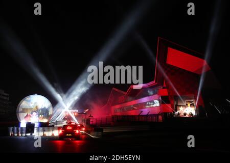 Silverstone, Northamptonshire. Dezember 2020. Jakob Ebrey/Alamy Live News. Zum ersten Mal ging es auf die Silverstone Grand Prix Strecke, um eine weihnachtliche Fahrt mit einer Laser- und Lichtshow zu erleben. Quelle: Jakob Ebrey/Alamy Live News Stockfoto