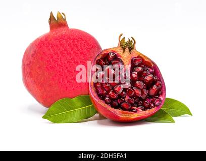 Granatapfel isoliert auf weißem Hintergrund, Granatapfel Blätter und in Scheiben geschnitten Stockfoto