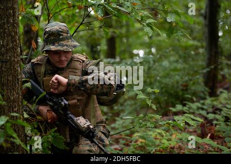 Soldat bereitet taktische und Communication Ausrüstung für Action-Kampf Stockfoto