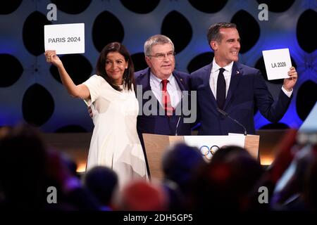 Handout Foto - Präsident des IOC Thomas Bach kündigt Ergebnisse der Wahl zu Paris Bürgermeister Anne Hidalgo und Los Angeles Bürgermeister Eric Garcetti während der Olympischen und Paralympischen Spiele 2024 Gastgeber Stadtwahl, Lima, Peru, 13. September 2017. Foto von Paris 2024/ABACAPRESS.COM Stockfoto