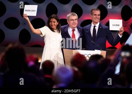 Handout Foto - Präsident des IOC Thomas Bach kündigt Ergebnisse der Wahl zu Paris Bürgermeister Anne Hidalgo und Los Angeles Bürgermeister Eric Garcetti während der Olympischen und Paralympischen Spiele 2024 Gastgeber Stadtwahl, Lima, Peru, 13. September 2017. Foto von Paris 2024/ABACAPRESS.COM Stockfoto