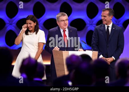 Handout Foto - Präsident des IOC Thomas Bach kündigt Ergebnisse der Wahl zu Paris Bürgermeister Anne Hidalgo und Los Angeles Bürgermeister Eric Garcetti während der Olympischen und Paralympischen Spiele 2024 Gastgeber Stadtwahl, Lima, Peru, 13. September 2017. Foto von Paris 2024/ABACAPRESS.COM Stockfoto