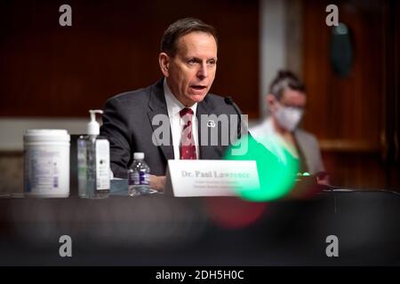 Dr. Paul R. Lawrence, Unterstaatssekretär für Leistungen, Veterans Benefits Administration, U.S. Department of Veterans Affairs, erscheint vor einer Anhörung des Senatsausschusses für Veterans Affairs, um die Reaktion des Department of Veterans Affairs auf COVID-19 im gesamten VA-Unternehmen im Dirksen Senate Office Building auf dem Capitol Hill in Washington zu untersuchen, DC, Mittwoch, 9. Dezember 2020. Kredit: Rod Lampey/CNP /MediaPunch Stockfoto