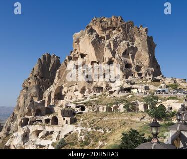 Das Uchisar Castle ist ein hoher vulkanischer Felsvorsprung mit Tunneln und Fenstern, die man meilenweit in Kappadokien in der Türkei sehen kann Stockfoto