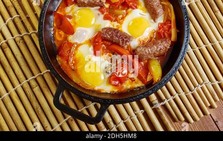 Eier aus dem Nahen Osten mit Merguez Stockfoto