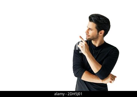 Schöner glücklicher Mann zeigt seinen Finger leer Kopieplatz Stockfoto