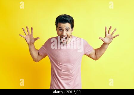 Überrascht erstaunliche Mann isoliert auf gelbem Hintergrund Stockfoto