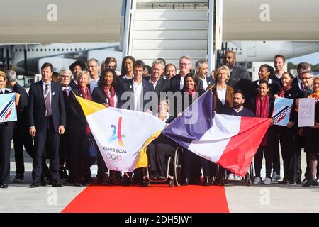 Paris Bürgermeister Anne Hidalgo (C) stellt mit Paris 2024 Bid Co-Chair Tony Estanguet (5L) Ile-de-France Regionalpräsident Valerie Pecresse (8R), Paris 2024 Bid Co-Chair Bernard Lapasset (C/R) Französisch ehemaligen Olympiasieger, Der ehemalige Politiker und Mitglied des Internationalen Olympischen Komitees (IOC) Guy Drut (C/L), französischer Rollstuhltennisspieler Michael Jeremiasz (C/R) und Präsidentin des französischen Paralympischen Komitees Emmanuelle Assmann (C/L) sowie die französische Sportministerin Laura Flessel (4L), Teddy Riner nach dem Aussteigen aus einem Flugzeug am Flughafen Roissy-Charles de Gaulle am Stadtrand von Paris im September Stockfoto