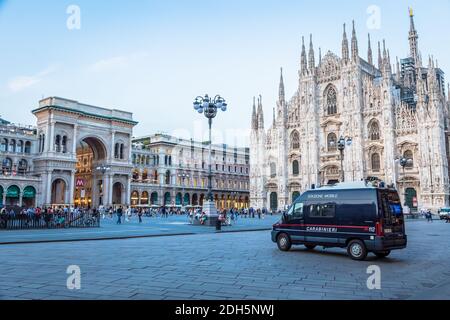 MAILAND, ITALIEN - CA. SEPTEMBER 2019: Karabinierwagen, auch Carabinieri genannt, patrouilliert vor der Mialn Kathedrale in Mailand. Überwachung und Stockfoto