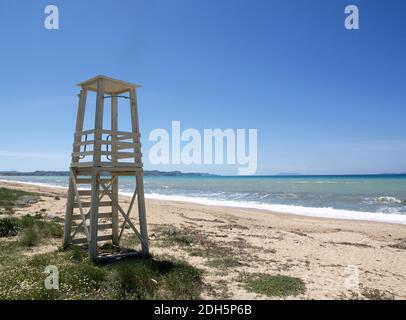 Rettungsschwimmer Turm am Almyros Strand, Korfu, Griechenland Stockfoto