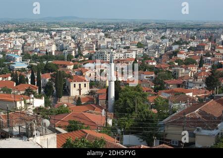 Das Minarett in der Altstadt von Xanthi am Hintergrund die neue Stadt Stockfoto
