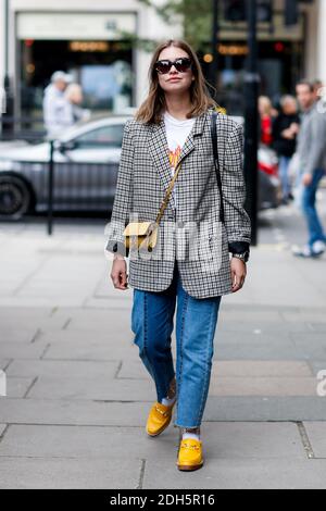 Street Style, Ankunft in Molly Goddard Frühjahr-Sommer 2018 Show am Strand, in London, Großbritannien, am 16. September 2017 statt. Foto von Marie-Paola Bertrand-Hillion/ABACAPRESS.COM Stockfoto