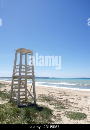 Rettungsschwimmer Turm am Almyros Strand, Korfu, Griechenland Stockfoto