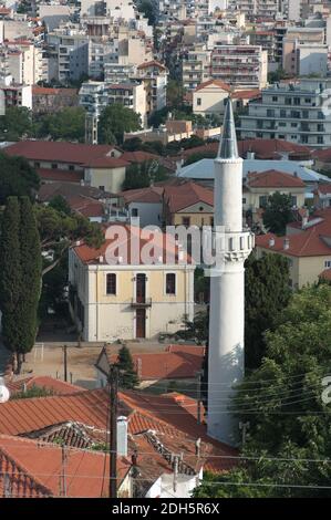 Das Minarett in der Altstadt von Xanthi am Hintergrund die neue Stadt Stockfoto