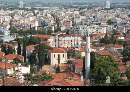 Das Minarett in der Altstadt von Xanthi am Hintergrund die neue Stadt Stockfoto