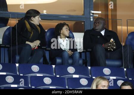 PSG's Kylian Mbappe Familie : von links nach rechts mit Mutter Fayza Lamari, Bruder Ethan und Vater Wilfried während des französischen Fußballspiel der Ersten Liga, PSG gegen Lyon im Parc des Princes, Frankreich, am 17. September 2017. PSG gewann 2:0. Foto von Henri Szwarc/ABACAPRESS.COM Stockfoto