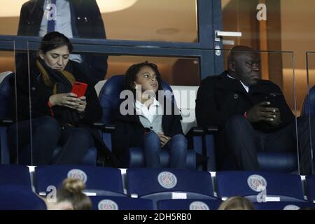 PSG's Kylian Mbappe Familie : von links nach rechts mit Mutter Fayza Lamari, Bruder Ethan und Vater Wilfried während des französischen Fußballspiel der Ersten Liga, PSG gegen Lyon im Parc des Princes, Frankreich, am 17. September 2017. PSG gewann 2:0. Foto von Henri Szwarc/ABACAPRESS.COM Stockfoto