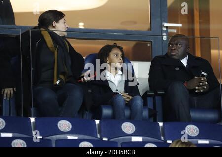 PSG's Kylian Mbappe Familie : von links nach rechts mit Mutter Fayza Lamari, Bruder Ethan und Vater Wilfried während des französischen Fußballspiel der Ersten Liga, PSG gegen Lyon im Parc des Princes, Frankreich, am 17. September 2017. PSG gewann 2:0. Foto von Henri Szwarc/ABACAPRESS.COM Stockfoto