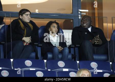 PSG's Kylian Mbappe Familie : von links nach rechts mit Mutter Fayza Lamari, Bruder Ethan und Vater Wilfried während des französischen Fußballspiel der Ersten Liga, PSG gegen Lyon im Parc des Princes, Frankreich, am 17. September 2017. PSG gewann 2:0. Foto von Henri Szwarc/ABACAPRESS.COM Stockfoto