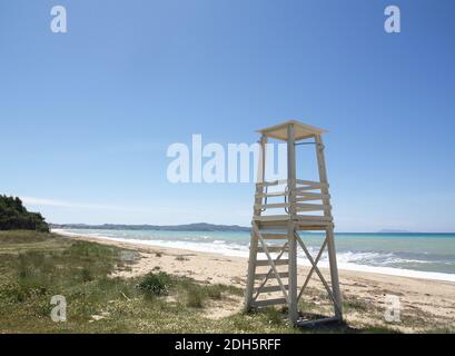 Rettungsschwimmer Turm am Almyros Strand, Korfu, Griechenland Stockfoto