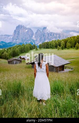 Frau im Urlaub in den Dolomiten Italien, Seiser Alm - Seiser Alm mit Langkofel - Langkofel Berggruppe im Hintergrund Bei Stockfoto