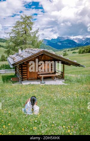 Frau im Urlaub in den Dolomiten Italien, Seiser Alm - Seiser Alm mit Langkofel - Langkofel Berggruppe im Hintergrund Bei Stockfoto