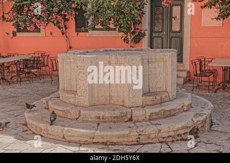 Alter venezianischer Brunnen in Korfu Stadt Griechenland Stockfoto