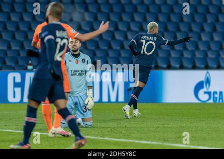 Paris, Frankreich. Dezember 2020. Neymar (R) von Paris Saint Germain feiert während des UEFA Champions League-Spiel der Gruppe H zwischen Paris Saint Germain und Istanbul Basaksehir, in Paris, Frankreich, 9. Dezember 2020. Quelle: Aurelien Morissard/Xinhua/Alamy Live News Stockfoto