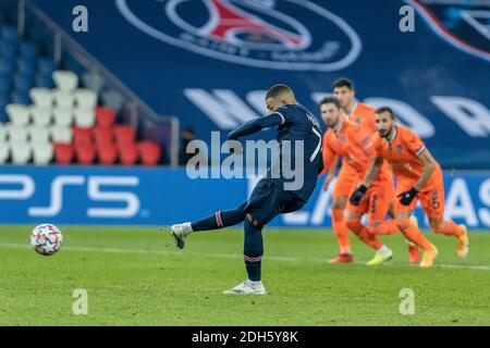 Paris, Frankreich. Dezember 2020. Kylian Mbappe von Paris Saint Germain schießt und erzielt einen Elfmeterstoß während des UEFA Champions League-Spiel der Gruppe H zwischen Paris Saint Germain und Istanbul Basaksehir, in Paris, Frankreich, am 9. Dezember 2020. Quelle: Aurelien Morissard/Xinhua/Alamy Live News Stockfoto