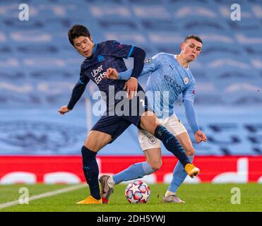 Manchester, Großbritannien. Dezember 2020. Hiroki Sakai (L) von Olympique de Marseille wird am 9. Dezember 2020 von Phil Foden von Manchester City während des UEFA Champions League-Spiels zwischen dem FC Manchester City und dem FC Olympique de Marseille im Etihad Stadium in Manchester, Großbritannien, herausgefordert. Quelle: Xinhua/Alamy Live News Stockfoto