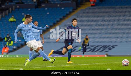 Manchester, Großbritannien. Dezember 2020. Ferran Torres (1. L) von Manchester City erzielt das erste Tor während des UEFA Champions League-Spiels zwischen Manchester City FC und Olympique de Marseille FC im Etihad Stadium in Manchester, Großbritannien, am 9. Dezember 2020. Quelle: Xinhua/Alamy Live News Stockfoto