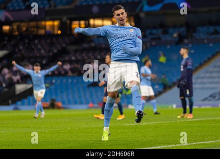 Manchester, Großbritannien. Dezember 2020. Ferran Torres (Front) von Manchester City feiert am 9. Dezember 2020 das erste Tor beim UEFA Champions League-Spiel zwischen Manchester City FC und Olympique de Marseille FC im Etihad Stadium in Manchester, Großbritannien. Quelle: Xinhua/Alamy Live News Stockfoto