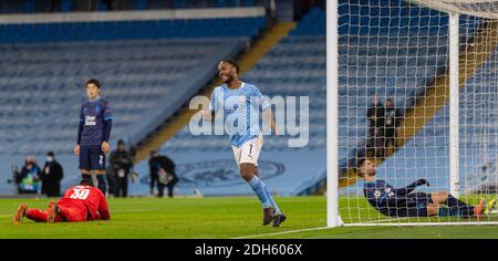 Manchester, Großbritannien. Dezember 2020. Der Manchester City Raheem Sterling (Front) feiert am 9. Dezember 2020 das dritte Tor während des UEFA Champions League-Spiels zwischen Manchester City FC und Olympique de Marseille FC im Etihad Stadium in Manchester, Großbritannien. Quelle: Xinhua/Alamy Live News Stockfoto