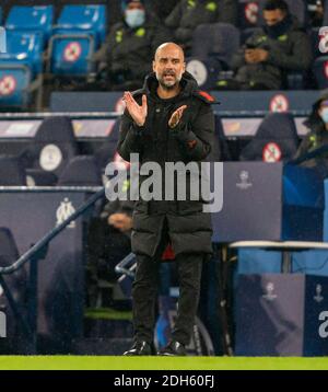 Manchester, Großbritannien. Dezember 2020. Manchester Citys Manager Josep Guardiola wird am 9. Dezember 2020 während des UEFA Champions League-Spiels zwischen Manchester City FC und Olympique de Marseille FC im Etihad Stadium in Manchester, Großbritannien, gesehen. Quelle: Xinhua/Alamy Live News Stockfoto