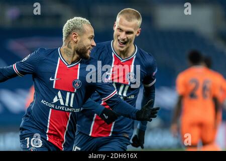 Paris, Frankreich. Dezember 2020. Neymar (L) von Paris Saint Germain feiert sein Tor während des UEFA Champions League-Spiel der Gruppe H zwischen Paris Saint Germain und Istanbul Basaksehir, in Paris, Frankreich, 9. Dezember 2020. Quelle: Aurelien Morissard/Xinhua/Alamy Live News Stockfoto