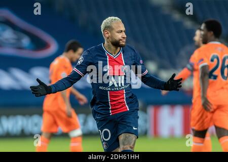 Paris, Frankreich. Dezember 2020. Neymar (C) von Paris Saint Germain feiert sein Tor während des UEFA Champions League-Spiel der Gruppe H zwischen Paris Saint Germain und Istanbul Basaksehir, in Paris, Frankreich, 9. Dezember 2020. Quelle: Aurelien Morissard/Xinhua/Alamy Live News Stockfoto